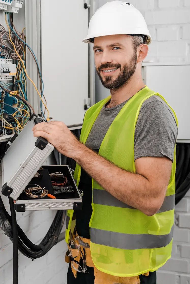 Tecnico elettricista Pronto Intervento 24 Ore al lavoro a Monza